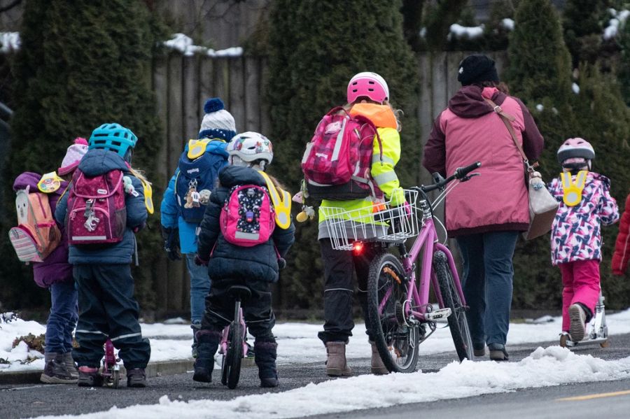 Schulkinder sind auf dem Weg in die Schule, am Freitag, 17. Dezember 2021, in Uetendorf BE.