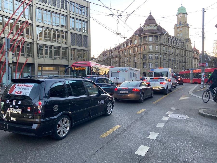 Am Bahnhof Bern herrscht infolge der geplanten Corona-Demo am Montagabend Chaos.