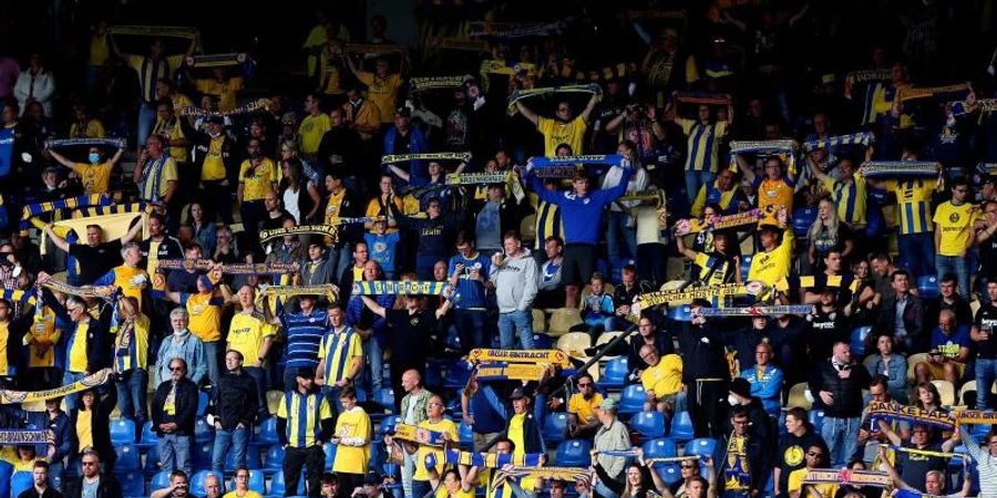 Braunschweiger Fans stehen während einer Partie ihrer Mannschaft auf der Tribüne. Foto: Ronny Hartmann/dpa