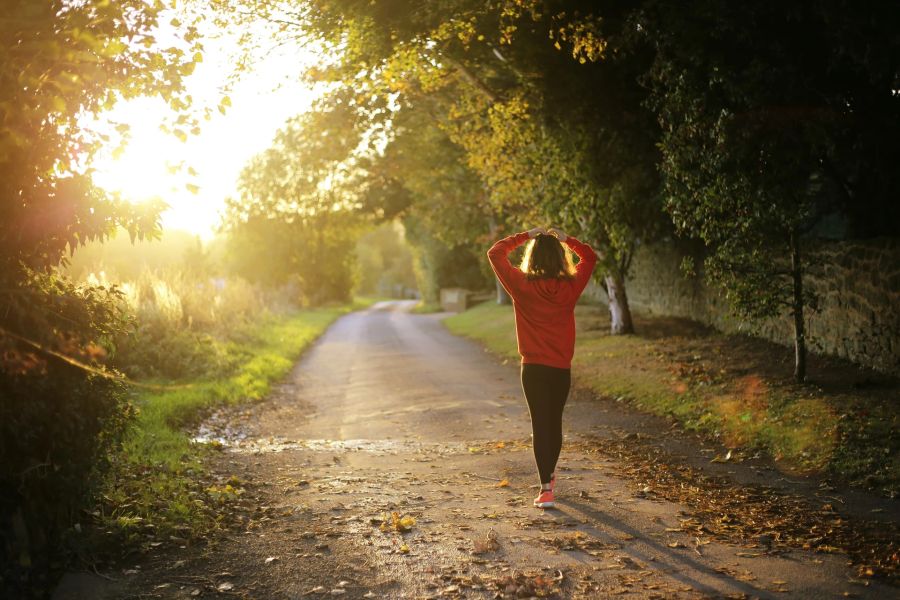 Frau joggt im Wald