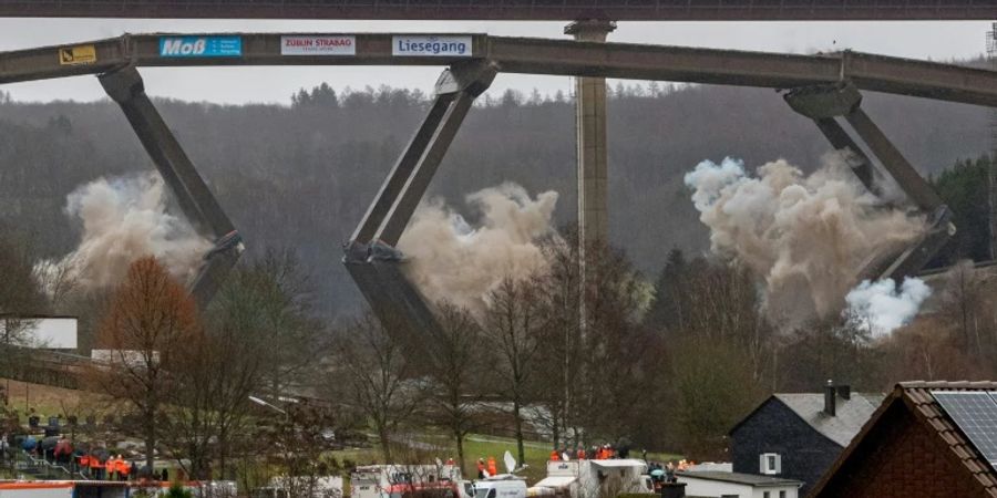 Die Talbrücke Rinsdorf im Moment der Sprengung.