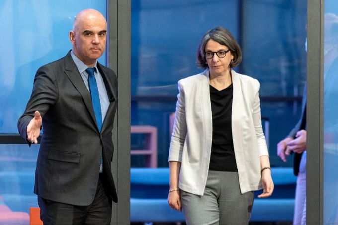 Bundesrat Alain Berset, links, und Anne Levy, Direktorin Bundesamt für Gesundheit, erscheinen an einer Medienkonferenz zum neuen Transplantationsgesetz. Transplantationsgesetz