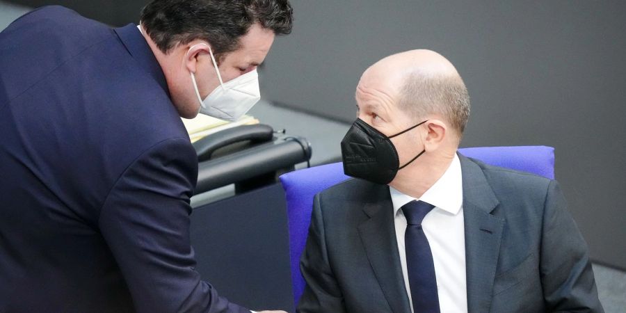 Arbeitsminister Hubertus Heil (re, SPD) im Gespräch mit Bundeskanzler Olaf Scholz (SPD) im Bundestag.