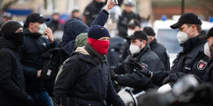 Eine für kommenden Samstag geplante Demonstration gegen die Corona-Massnahmen hat die Polizei in Hamburg verboten. Foto: Daniel Reinhardt/dpa Eine für kommenden Samstag geplante Demonstration gegen die Corona-Massnahmen hat die Polizei in Hamburg verboten. Foto: Daniel Reinhardt/dpa