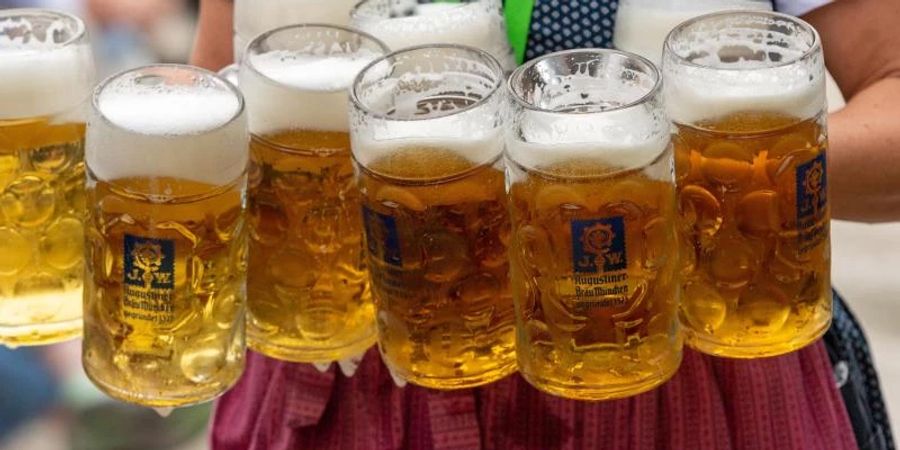Volksfeste fallen weiterhin aus. Der Deutsche Brauer-Bund rechnet nach deutlichen Absatzrückgängen in der Corona-Krise allenfalls mit einer langsamen Erholung des Biermarktes. Foto: Peter Kneffel/dpa