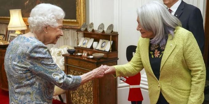 Königin Elisabeth II. und Mary Simon, die Generalgouverneurin von Kanada, geben sich zur Begrüssung die Hand. Foto: Steve Parsons/PA Wire/dpa Queen