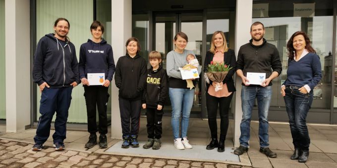 Die 2000. Einwohnerin der Dorfgemeinschaft Vordemwald. Einwohner Vordemwald