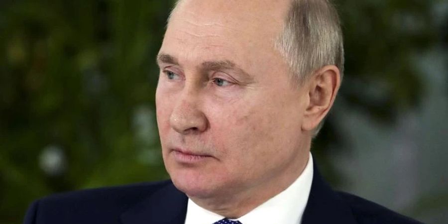 Während Moskau der Ukraine die Vorbereitung eines Chemiewaffen-Angriffs vorwirft, gibt es gleichzeitig Hinweise, die auf eine Lösung hindeuten könnten: Es soll konkrete Vorbereitungen für ein Treffen von Putin und Selenskyj geben. Foto: Mikhail Klimentyev/Pool Sputnik Kremlin/AP/dpa