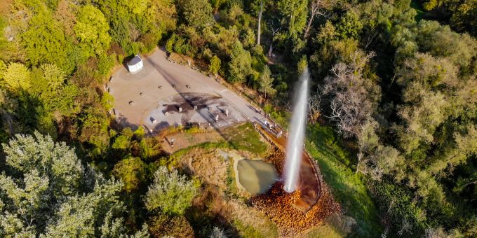 Schiesst seine Fontäne gut 60 Meter über die Erde: der Kaltwassergeysir von Andernach. Wald Geysir Fontäne Wasser