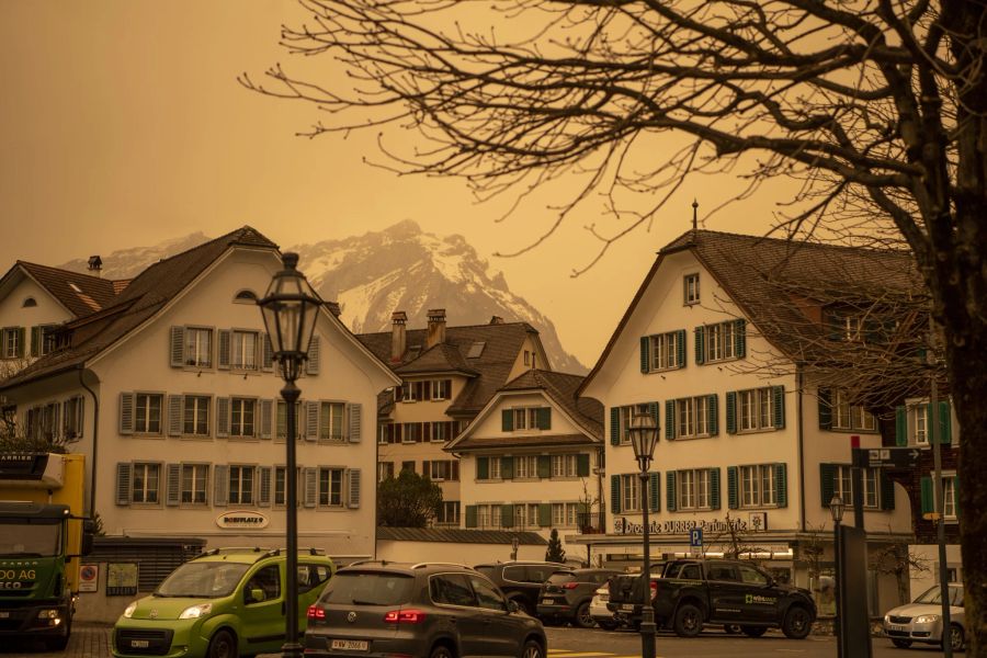 Diese Bilder stammen von Mitte März: Die Altstadt in Stans NW. Der Saharastaub färbt die Luft gelblich.