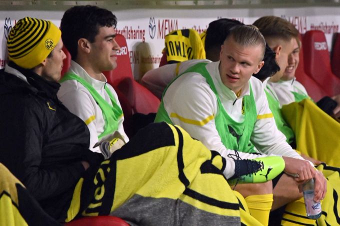 Haaland sitzt bim BVB in Mainz am Anfang nur auf der Bank. BVB Haaland