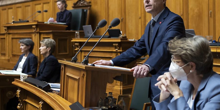 Bundespräsident Ignazio Cassis sowie die Bundesrätinnen Viola Amherd (rechts), Karin Keller-Sutter (links) und Simonetta Sommaruga (ganz links) stellten sich am Mittwoch im Nationalrat zahlreichen Fragen im Zusammenhang mit dem Krieg in der Ukraine.