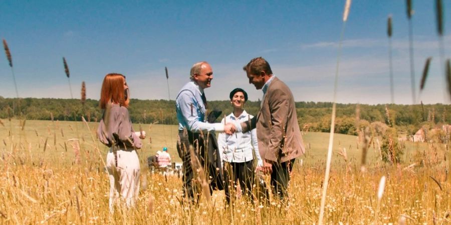 «Bis zum letzten Tropfen»: Rainer Gebhard (Ulrich Tukur) hat Lauterbronn für eines der PureAqua-Werke im Auge, Bürgermeister Martin Sommer (Sebastian Bezzel) soll eine Privatisierung der Wasservorkommen genehmigen. Julia Roland (Karoline Schuch) und Amira König (Neda Rahmanian) geben ihren Segen.