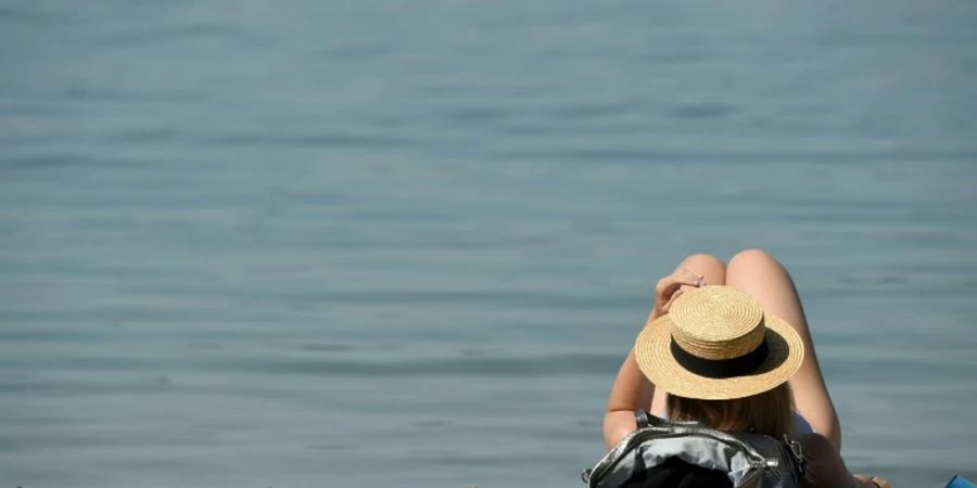 Frau an einem See in Bayern