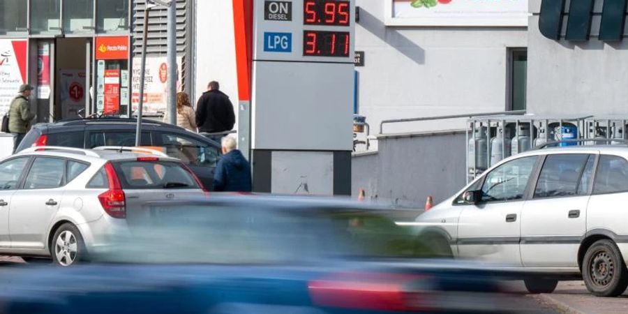 Eine elektronische Anzeigetafel zeigt Kraftstoffpreise in polnischen Zloty an einer Tankstelle. Foto: Monika Skolimowska/dpa-Zentralbild/dpa/Archivbild