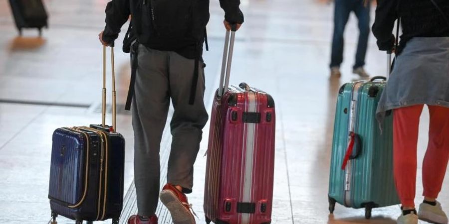 Die Corona-Tristesse hinter sich lassen und einfach nur am Strand liegen: Davon träumen viele Deutsche und planen bereits den nächsten Urlaub. Foto: Jens Kalaene/dpa-Zentralbild/dpa