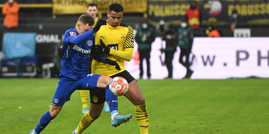 Akanji im Duell mit Bayers Youngster Florian Wirtz.