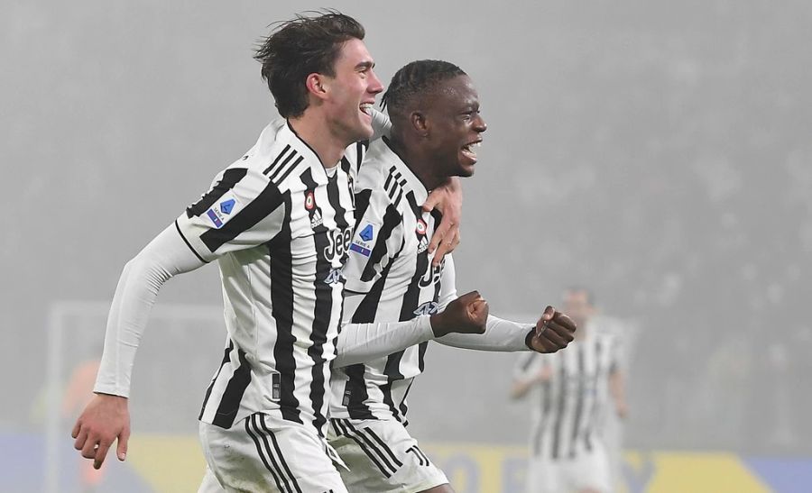 Denis Zakaria mit Teamkollege Dusan Vlahovic. Die beiden Fussballer sind beides Neuzugänge von Juventus und sorgten gegen Verona für den 2:0-Sieg.