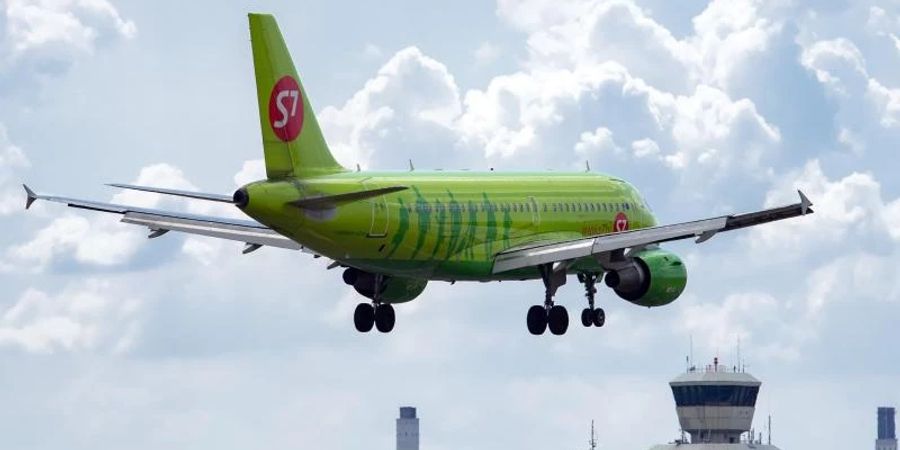 Ein Flugzeug der Fluggesellschaft Siberia Airlines S7 landet im Jahr 2019 in Tegel (Symbolbild). Foto: Soeren Stache/dpa