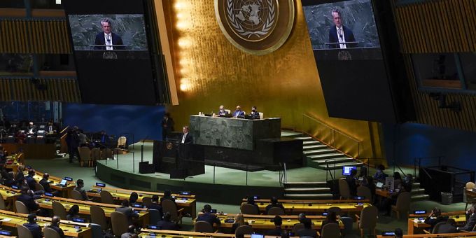 Serhij Kyslyzja, Botschafter der Ukraine bei den Vereinten Nationen, spricht während einer Dringlichkeitssitzung der Generalversammlung im Hauptquartier der Vereinten Nationen. Foto: Seth Wenig/AP/dpa Serhij Kislizia