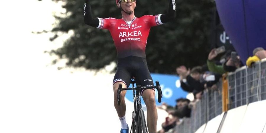 Warren Barguil jubelt über seinen Sieg auf der fünften Etappe der Tirreno-Adriatico. Foto: Gian Mattia D'alberto/LaPresse/AP/dpa