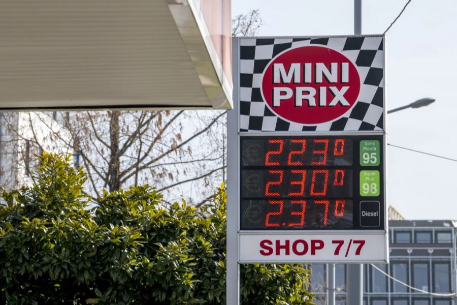 Eine Anzeige an einer «Mini Prix»-Tankstelle in Genf zeigt am 10. März 2022 die Literpreise für die verschiedenen Treibstoffe an.