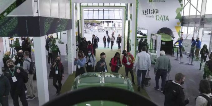 Besucher sehen sich den automatisierten Traktor von John Deere während der CES an. Foto: Joe Buglewicz/AP/dpa Besucher sehen sich den automatisierten Traktor von John Deere während der CES an. Foto: Joe Buglewicz/AP/dpa