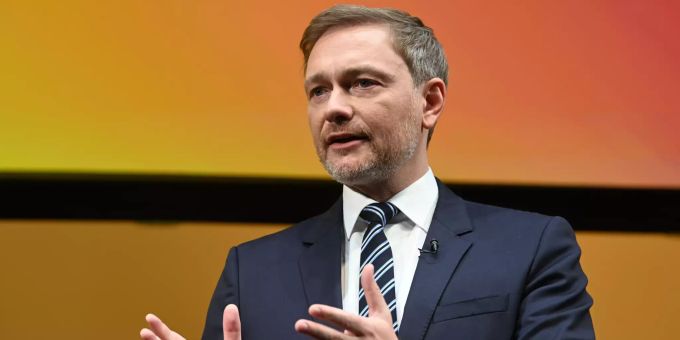 06.01.2022, Baden-Württemberg, Stuttgart: Christian Lindner, Bundesvorsitzender der FDP und Bundesfinanzminister, spricht im Opernhaus beim Dreikönigstreffen der Freien Demokraten Dreikönigskundgebung der FDP