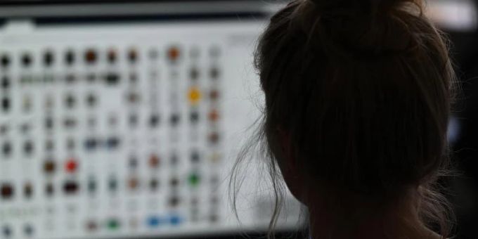 In den Jahren von 2017 bis 2021 gingen beim BKA insgesamt 189.800 Hinweise auf Darstellungen von sexuellem Missbrauch an Minderjährigen ein. Foto: Arne Dedert/dpa/Symbolbild In den Jahren von 2017 bis 2021 gingen beim BKA insgesamt 189.800 Hinweise auf Darstellungen von sexuellem Missbrauch an Minderjährigen ein. Foto: Arne Dedert/dpa/Symbolbild
