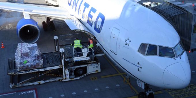 Ein Passagierflugzeug der United Airlines wartet am Hauptstadtflughafen BER auf seinen Start zum Erstflug vom BER zum New Yorker Flughafen Newark. Ein Passagierflugzeug der United Airlines wartet am Hauptstadtflughafen BER auf seinen Start zum Erstflug vom BER zum New Yorker Flughafen Newark.