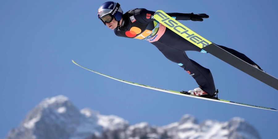 Der Deutsche Andreas Wellinger beim Sprung von der Schanze in Planica.