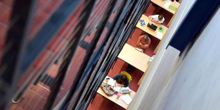 Viele Menschen, die kein Abitur haben, sind über ihre berufliche Bildung zu einem Hochschulstudium berechtigt.