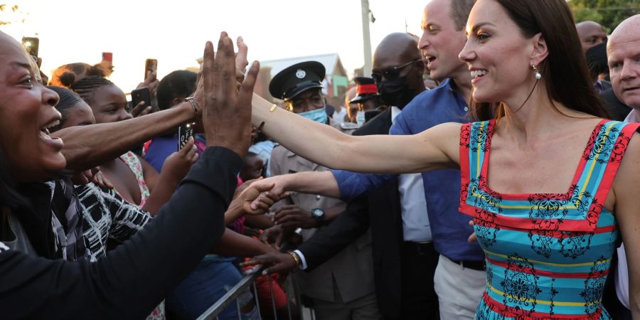 Der Herzog und die Herzogin von Cambridge schütteln die Hände von Einheimischen während eines Besuchs in Trench Town, dem Geburtsort des Reggae in Kingston, Jamaika.