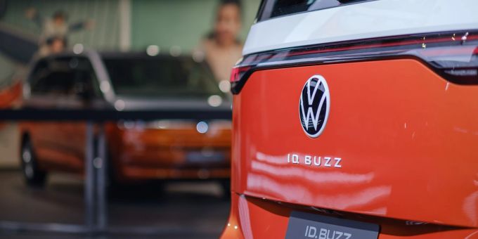 Ein elektrischer Volkswagen ID.Buzz wird während einer Präsentation vorgestellt. Ein elektrischer Volkswagen ID.Buzz wird während einer Präsentation vorgestellt.