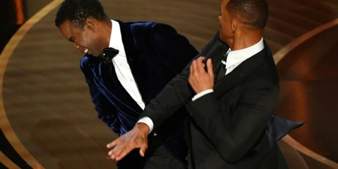 Will Smith (r.) schlägt Chris Rock.