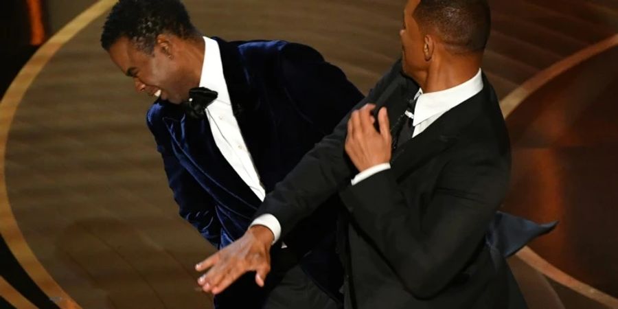 Will Smith (r.) schlägt Chris Rock.