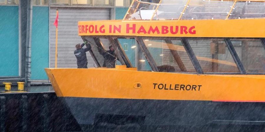 Auf stürmischer Fahrt über die Elbe hat eine grosse Welle die Frontscheiben der Hamburger Hafenfähre zerschlagen. Foto: Daniel Bockwoldt/dpa/Daniel Bockwoldt