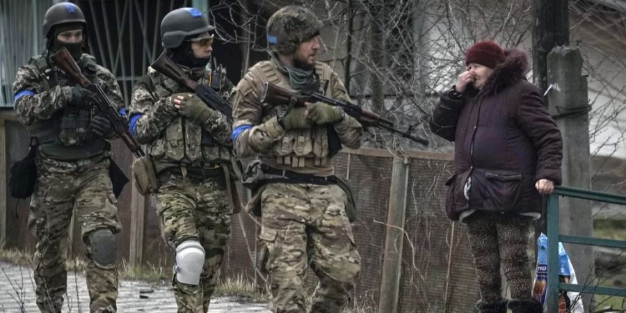 Ukrainische Soldaten patrouillieren in der zurückeroberten Stadt Butscha bei Kiew.