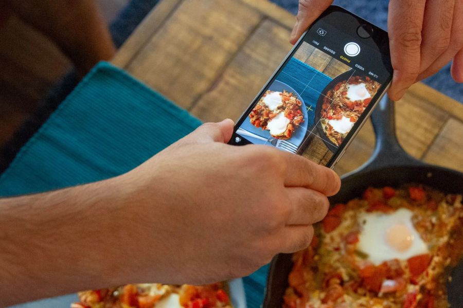 Person fotografiert das Essen