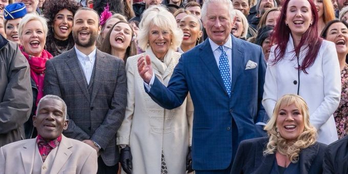Prinz Charles und Herzogin Camilla lernen die Stars und die Crew der britischen Soap «EastEnders» kennen. Prinz Charles und Herzogin Camilla lernen die Stars und die Crew der britischen Soap «EastEnders» kennen.