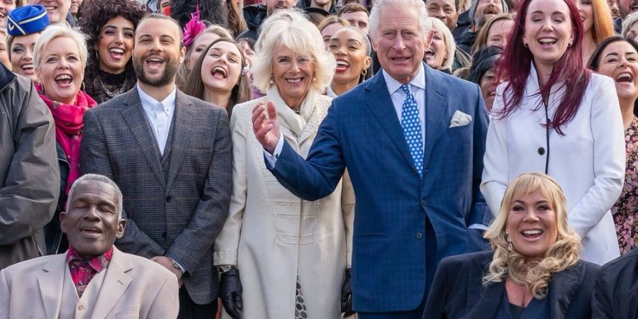 Prinz Charles und Herzogin Camilla lernen die Stars und die Crew der britischen Soap «EastEnders» kennen.