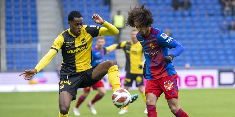 Edimilson Fernandes (l.) und Tomas Tavares kämpfen um den Ball.