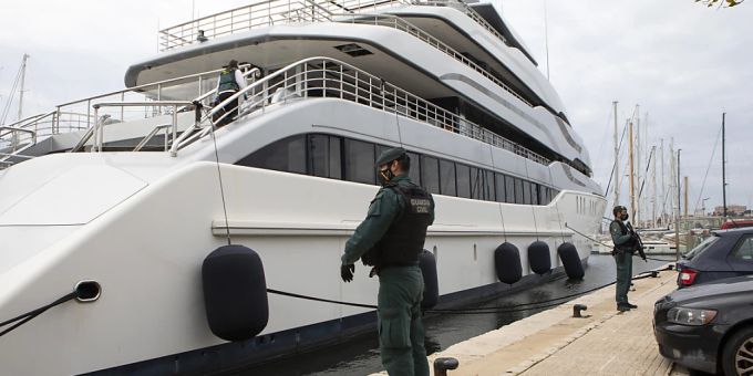 US-Bundesbeamte und die spanische Guardia Civil durchsuchen die Jacht «Tango» in Palma de Mallorca. mallorca