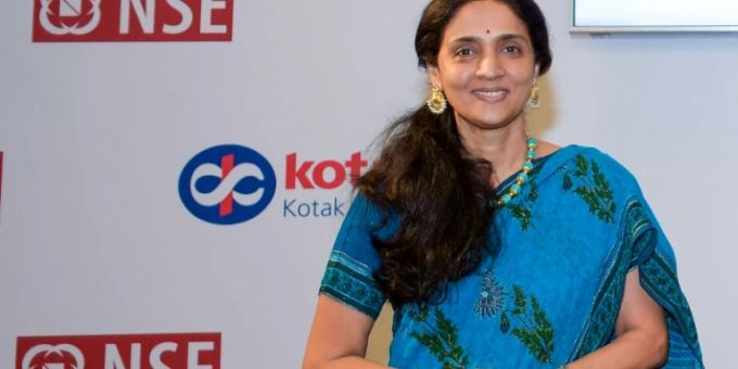 Frühere Chefin der indischen Börse in Skandal um betrügerischen Yogi festgenommen Frühere Chefin der indischen Börse in Skandal um betrügerischen Yogi festgenommen