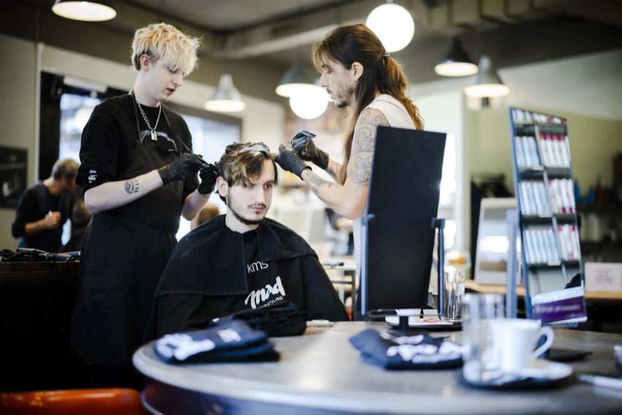 Coiffeur ohne Maske