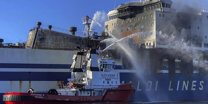 dpatopbilder - Feuerlöschboote löschen das Feuer, während schwarzer Rauch aus der brennenden Autofähre «Euroferry Olympia» vor Korfu aufsteigt. Foto: Voula Pappa/InTime News/dpa dpatopbilder - Feuerlöschboote löschen das Feuer, während schwarzer Rauch aus der brennenden Autofähre «Euroferry Olympia» vor Korfu aufsteigt. Foto: Voula Pappa/InTime News/dpa
