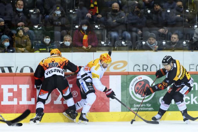 Zurück ins Stadion! Eine Ungeimpfte freut sich, endlich wieder live Eishockey schauen zu können, wie hier bei einem Match Ende Januar zwischen Fribourg Gottéron und dem SCB – nur eben ohne Zertifikat und Maske. Coronavirus