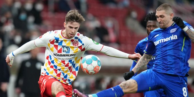 Der Mainzer Anton Stach (l) und Robert Andrich von Bayer 04 Leverkusen kämpfen um den Ball. Bundesliga Gerardo Seoane