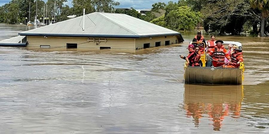 Häuser stehen bis zum Dach unter Wasser