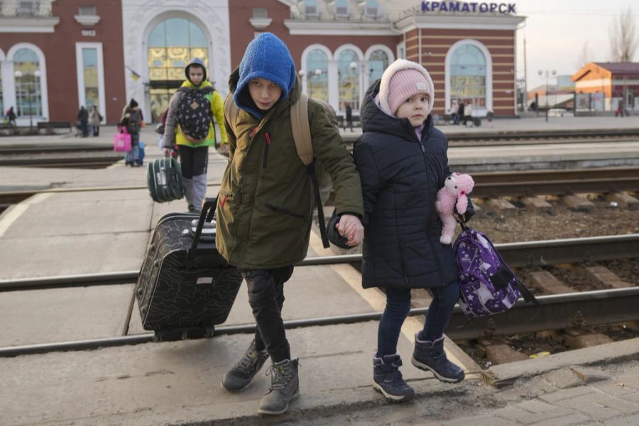 Viele Familien flüchten in diesen Tagen aus der Ukraine. (Symbolbild)